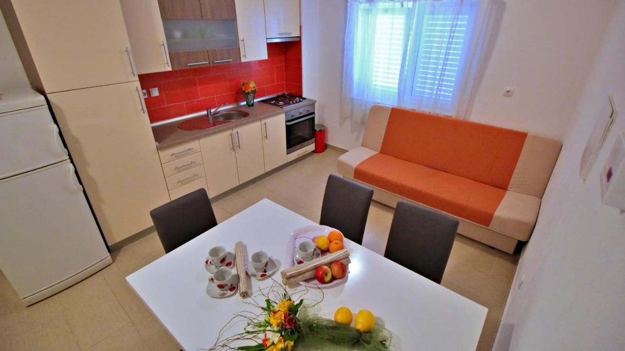 Apartments Iko Оміш Екстер'єр фото