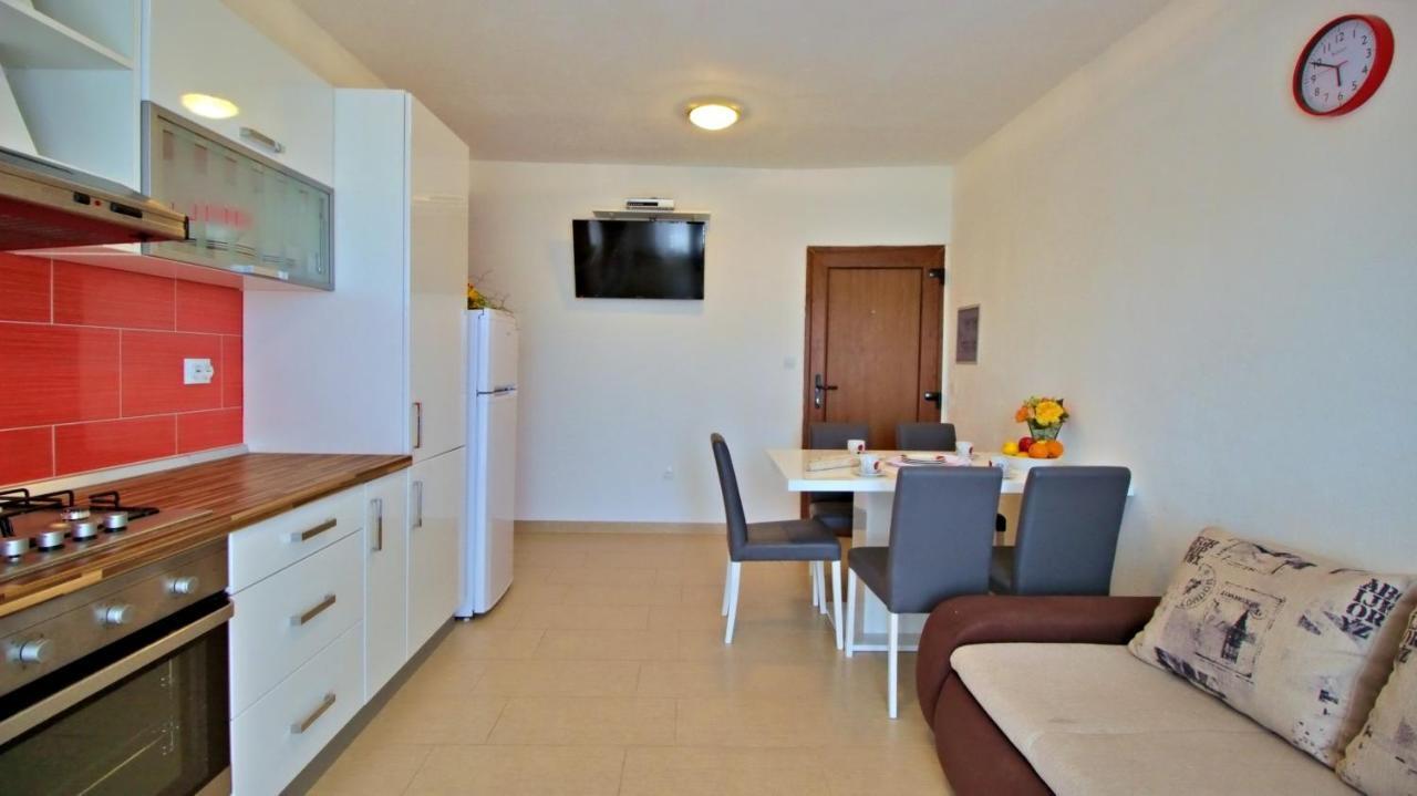 Apartments Iko Оміш Екстер'єр фото
