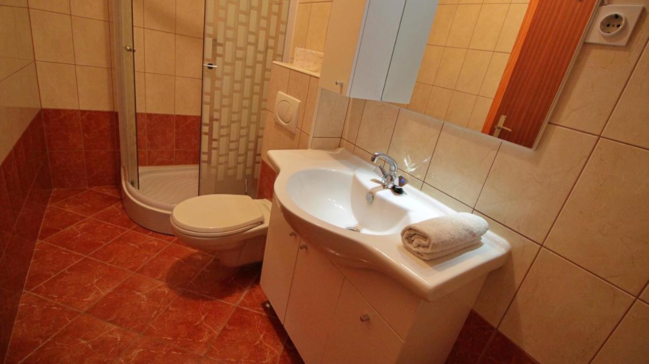 Apartments Iko Оміш Екстер'єр фото