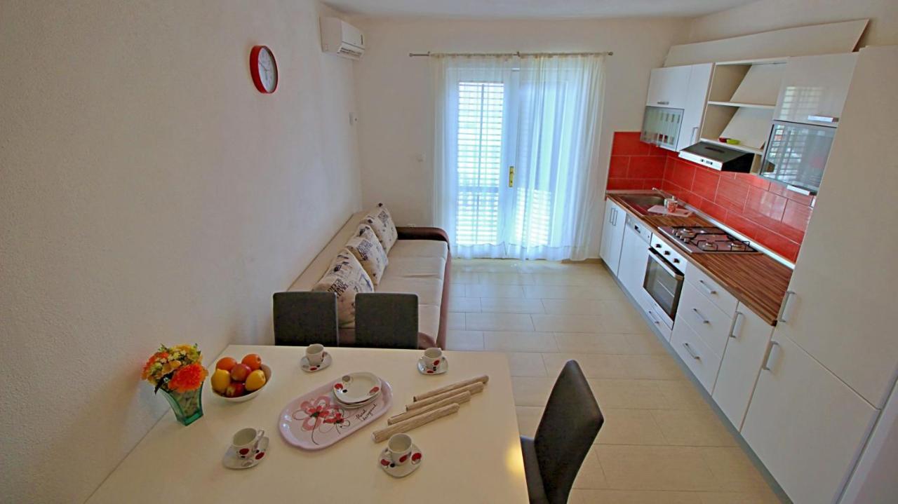 Apartments Iko Оміш Екстер'єр фото
