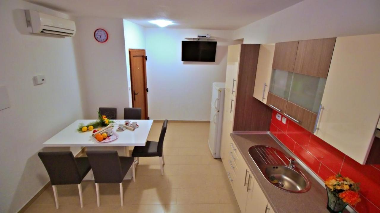 Apartments Iko Оміш Екстер'єр фото