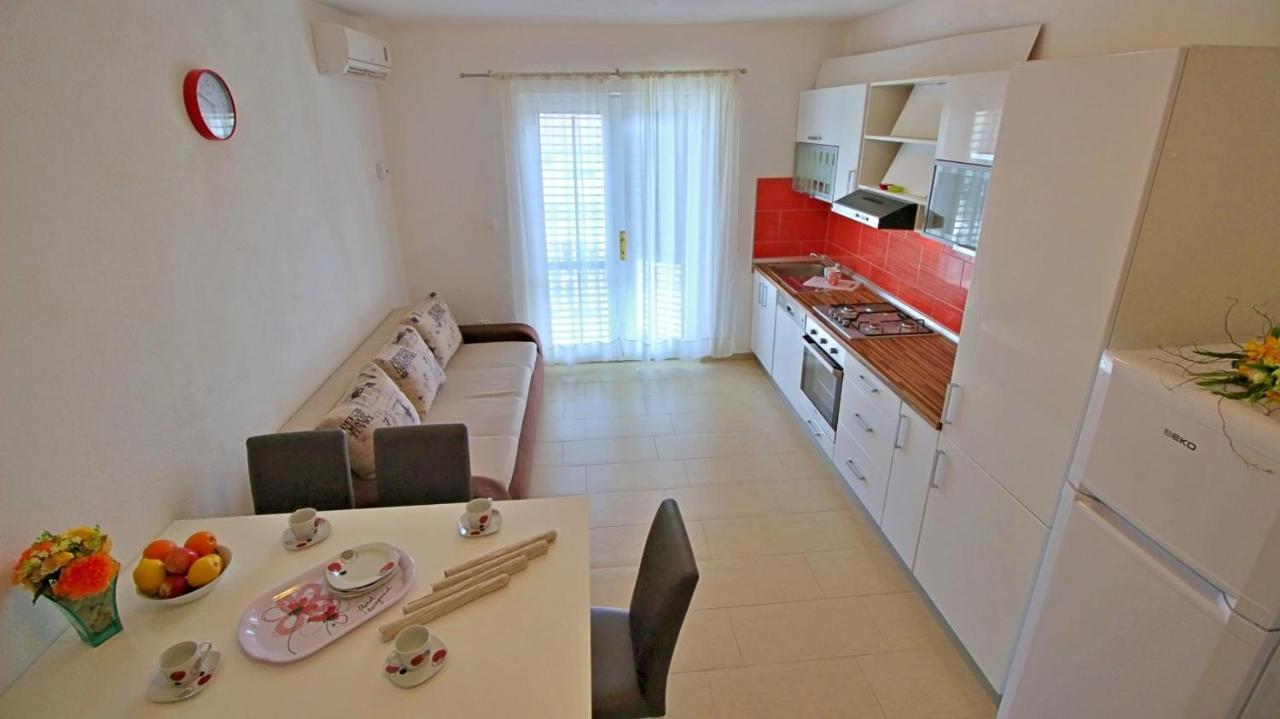 Apartments Iko Оміш Екстер'єр фото